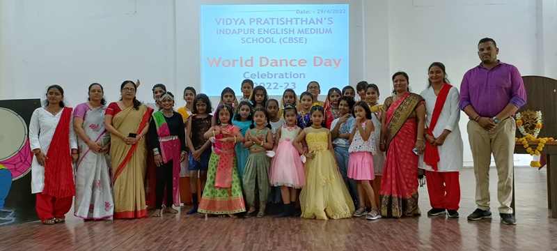 Participants of World Dance Day with Event Incharges and Principal mam